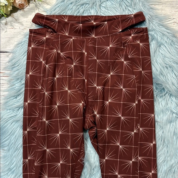 Free People Movement Super High Rise Sneak Peek Printed Legging Cut Out Waist - Picture 9 of 12